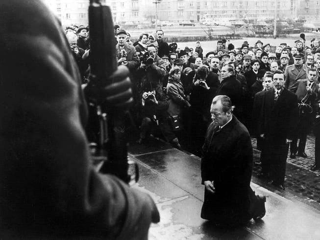 ARCHIV - Bundeskanzler Willy Brandt kniet am 7. Dezember 1970 vor dem Mahnmal im einstigen jüdischen Ghetto in Warschau. Foto: dpa