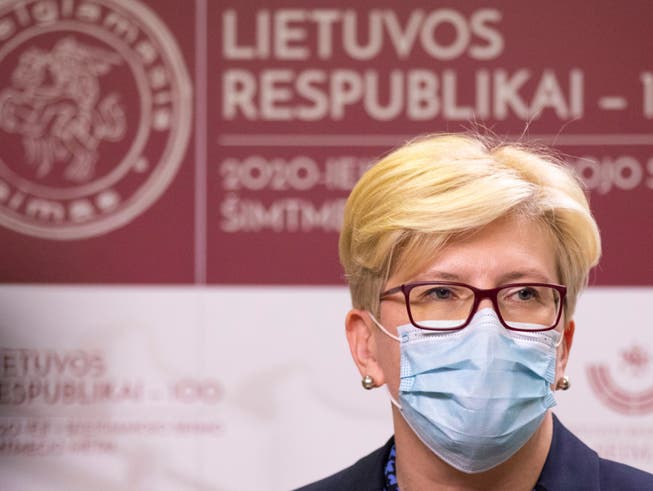 Litauens Ministerpräsidentin Ingrida Simonyte trägt Mund-Nasen-Schutz. Das Land verzeichnet einen rapiden Anstieg der Corona-Zahlen. Foto: Mindaugas Kulbis/AP/dpa