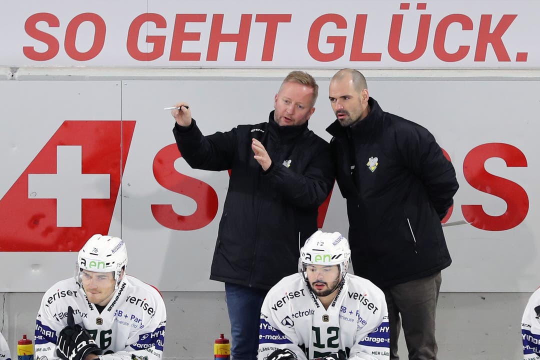 EHCO-Trainer Fredrik Söderström sucht mit Assistent Marc Grieder nach Lösungen.