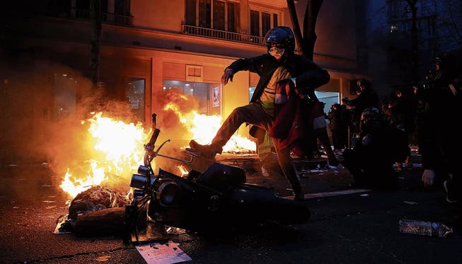 Gewalttätige Proteste in Paris: In Frankreich eskalierten am Wochenende Demos gegen das Polizeigesetz.