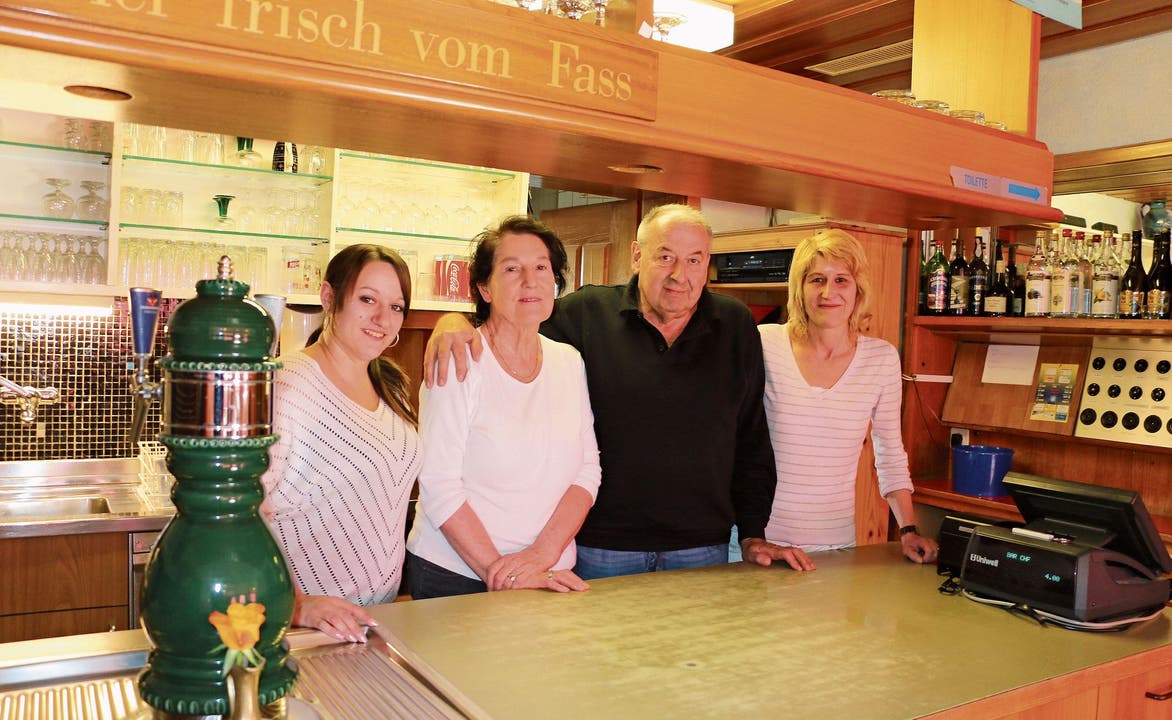 Frick, 4. März: Deborah Cadisch, die Besitzer Katharina und Karl Wittwer sowie deren Tochter Barbara Burger (von links) sorgen noch bis Ende April für das leibliche Wohl der Gäste im Restaurant Blumenau.