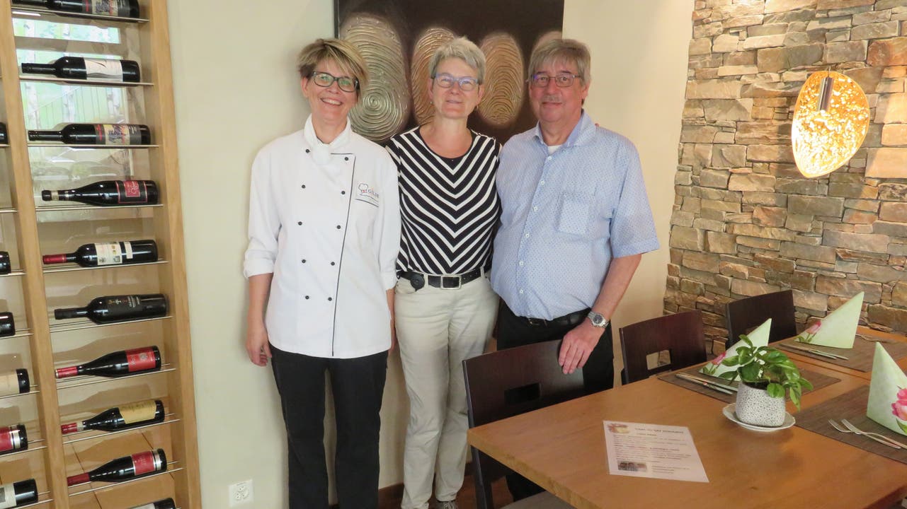 Wohlen, 14. Juli: Knapp 25 Jahre prägten sie das «Rössli», nun gehen Herbert und Madeleine Brun in Pension. Links: Küchenchefin Rita Camenzind.