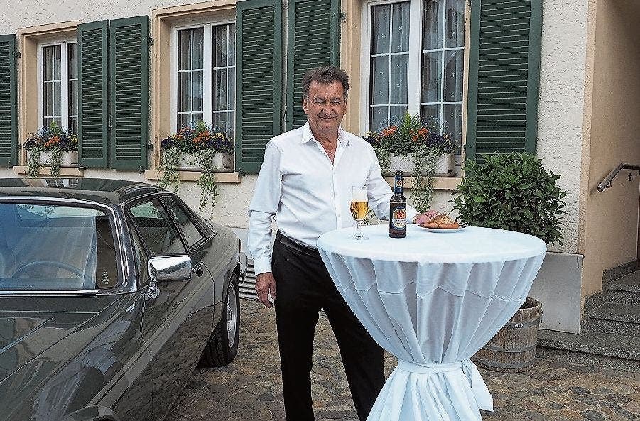 Eiken, 27. April – Bier und Wurst statt Party: Peter Jegge, Wirt des Gasthauses Zum weissen Rössli, ­feierte seinen 70. Geburtstag unter speziellen Umständen.