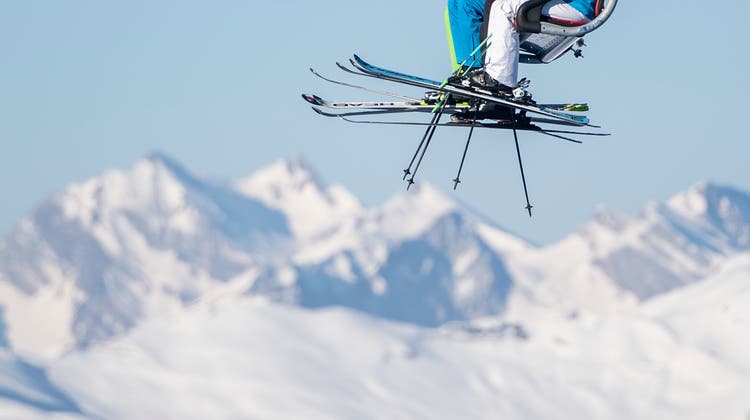 Skifahrer geniessen bei schönstem Fruehlingswetter einen der letzten Skitage der Saison anlässlich der Alpinen-Ski-Schweizer-Meisterschaft vom Samstag, 23. März 2019 auf dem Hoch-Ybrig. (Bild: Urs Flueeler/KEYSTONE)