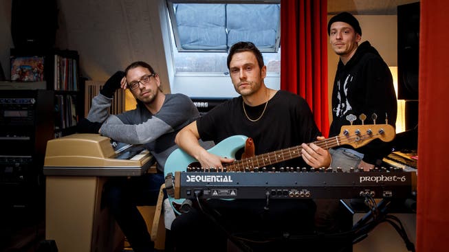 Die Produzenten Alexander Claus, Lukas Steiner und der Rapper Kym Siegenthaler (v.l.) im Studio Loonote in Solothurn.