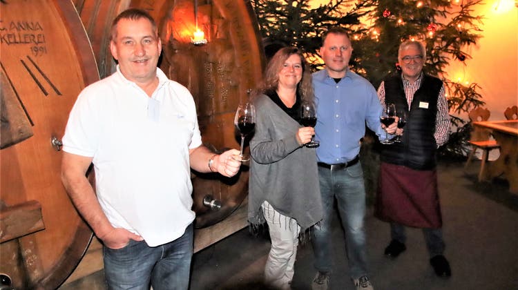 Das Saxerteam mit Jimmy, Urs und Andrea Saxer sowie Mitarbeiter Ruedi Wirth im Weinkeller. (Bild: Roland Müller)
