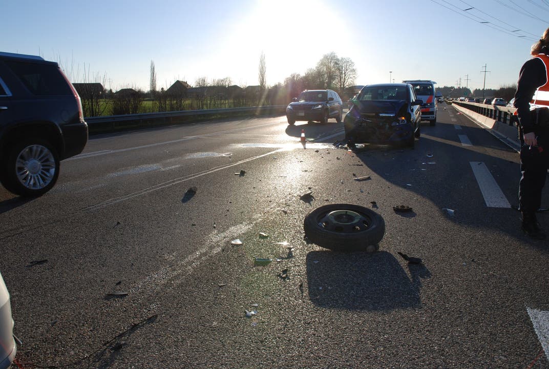 Autobahn A1 bei Deitingen/Flumenthal SO, 6. Januar: Bei zwei Auffahrkollisionen mit insgesamt sechs involvierten Autos wurden sieben Personen verletzt.
