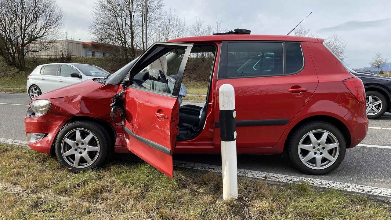 Oberentfelden AG, 30. Januar: Ein Autofahrer missachtete Vortritt eines Lastwagens, woraufhin es zu einer heftigen Kollision kam.