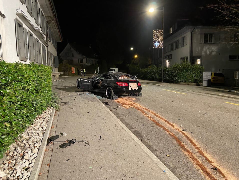 Aarburg AG, 4. Januar: Auf der Bahnhofstrasse prallte ein Mercedes mit massiver Geschwindigkeit in eine Hausmauer. Der Autofahrer erlag noch auf der Unfallstelle seinen Verletzungen. Die Kantonspolizei sucht Zeugen.