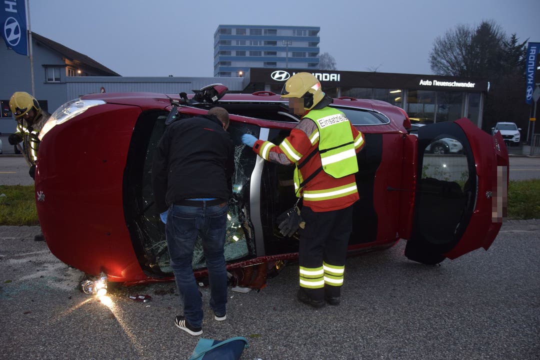 Lohn-Ammannsegg SO, 1. Januar: Bei einem Selbstunfall wird eine Automobilistin leicht verletzt. Weil das Unfallauto auf der Seite liegend zum Stillstand kam (...)