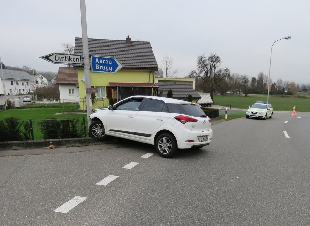 Villmergen AG, 2. Januar: Ein Auto kam von der Fahrbahn ab und prallte gegen einen Kandelaber. Die beiden Insassen flüchteten, einen der beiden konnte die Polizei später fassen. 