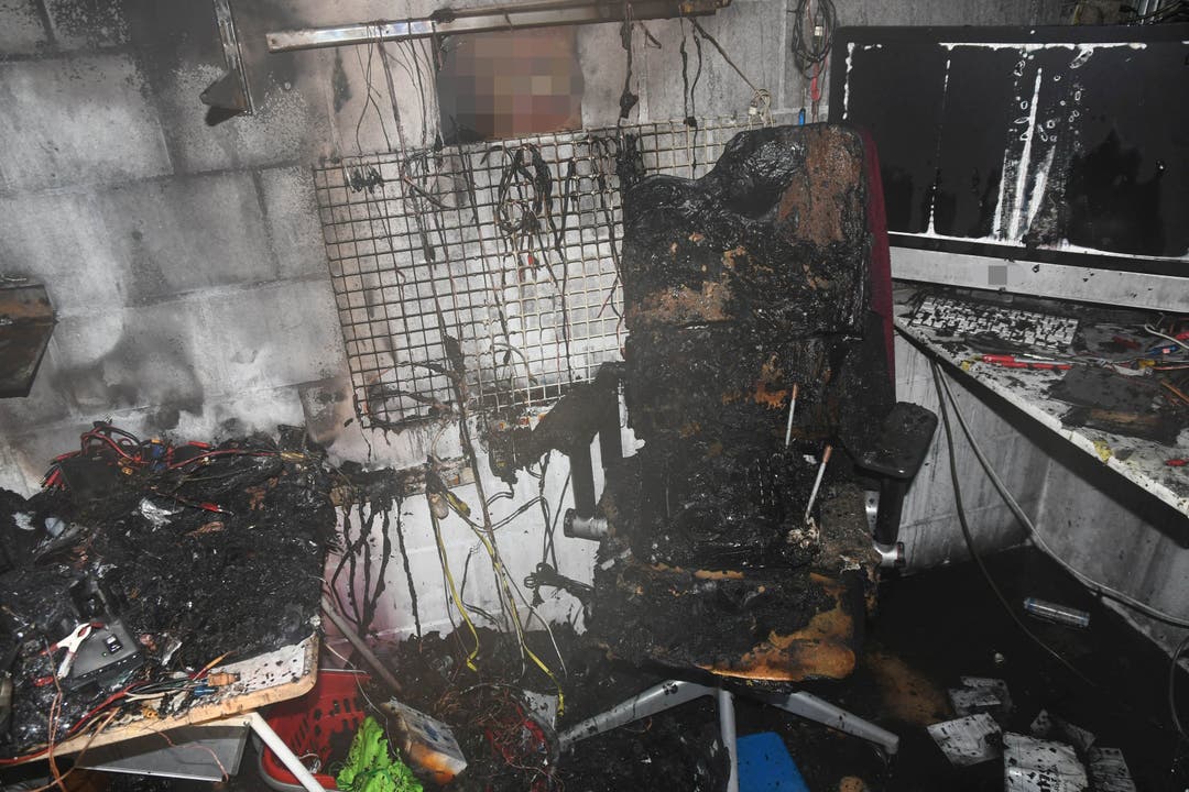 Scherz AG, 8. Januar: Ein Akku geht in Flammen auf und verwüstet ein Einfamilienhaus. Es ist vorübergehend nicht mehr bewohnbar. Eine Person wurde leicht verletzt.