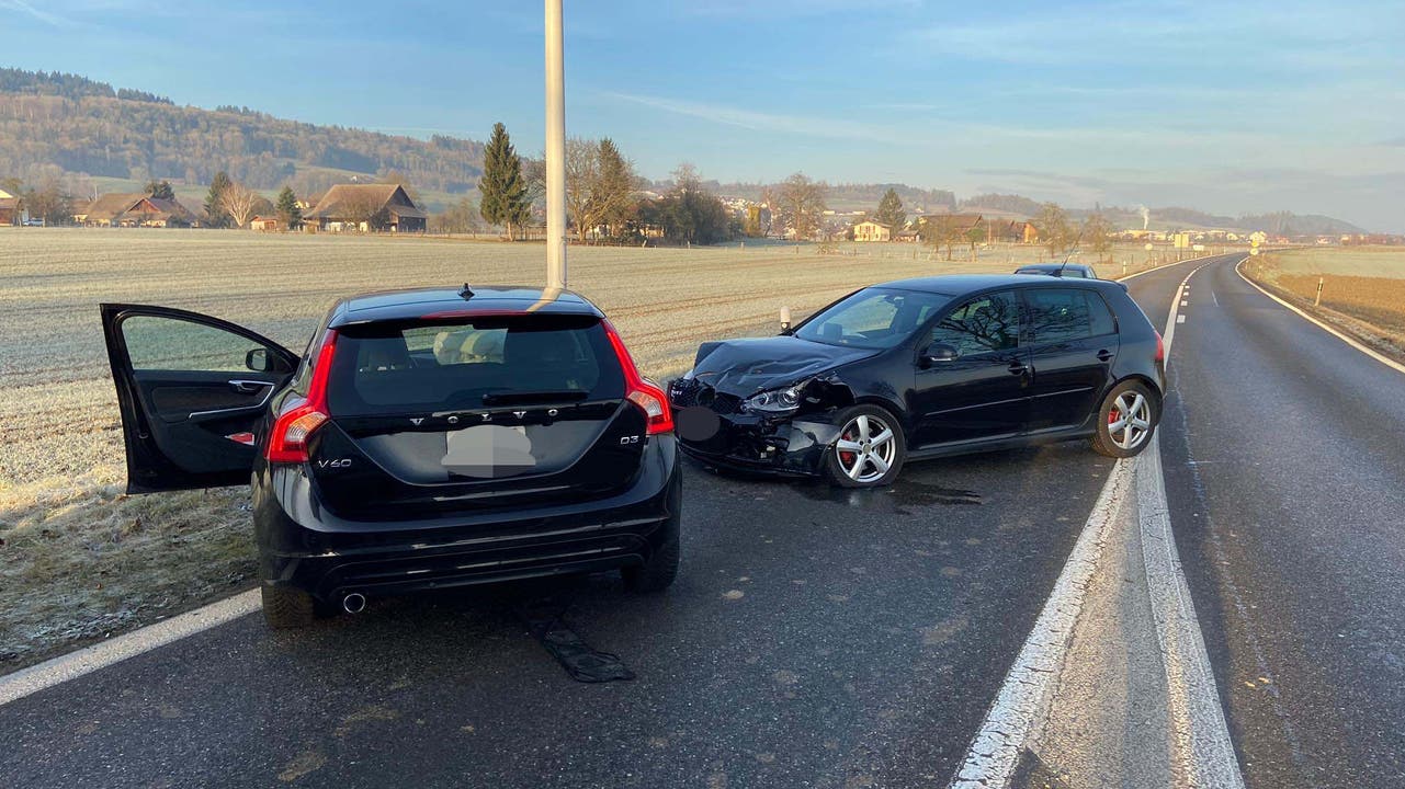Villmergen AG, 14. Januar: Als eine 56-jährige Volvo-Fahrerin nach ihrem Handy greift, gerät sie auf die Gegenfahrban, wo sie mit einem korrekt entgegenkommenden Auto kollidiert. Beide Lenkerinnen werden leicht verletzt.