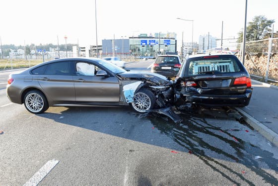 Zwei Verletzte Und 75 000 Franken Sachschaden Bei Unfall Am Seetalplatz In Emmenbrucke