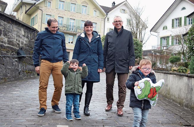 Jonah (ganz vorne) mit seiner Familie und Peter Meyer vom Rotary Club Stans (rechts).