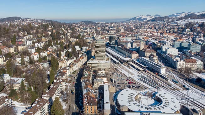 Der Bahnhof Nord in St.Gallen mit dem Hochhaus der Fachhochschule und der Lokremise. Hier wird seit einiger Zeit diskutiert, ob es wirklich sinnvoll ist, den Raumbedarf der Fachhochschule durch einen Neubau dem Parkplatz zwischen Turm und Remise zu decken.
