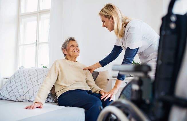 Eine rollstuhlgängige Wohnung mit Dienstleistungen: Für viele ältere Menschen ist dies eine attraktive Alternative zum Pflegeheim.