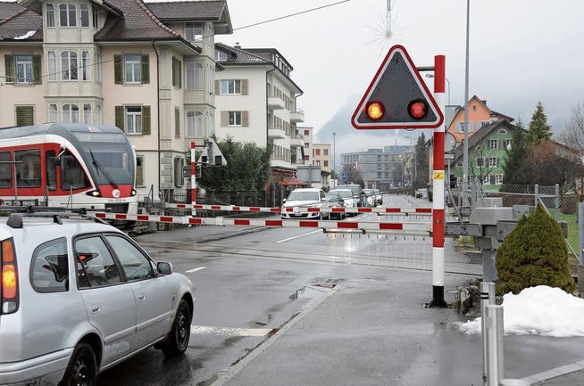 Mit der neuen Strasse könnten Autos den Bahnübergang beim Karliplatz umfahren.