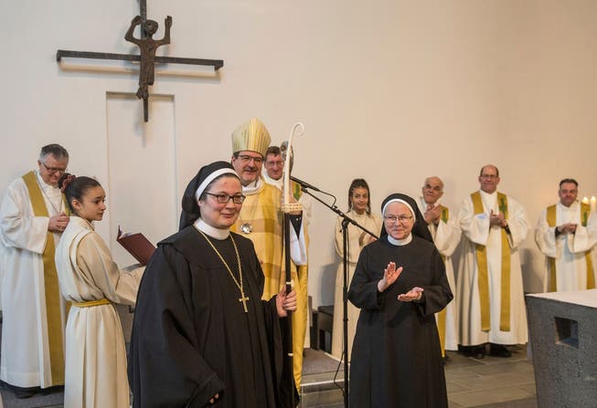 Äbtissin Rut-Maria Buschor (links) bei ihrer Weihe in der Kirche zum «Sarner Jesuskind». Rechts ihre Vorgängerin Pia Habermacher, im Hintergrund Abt Christian Meyer.