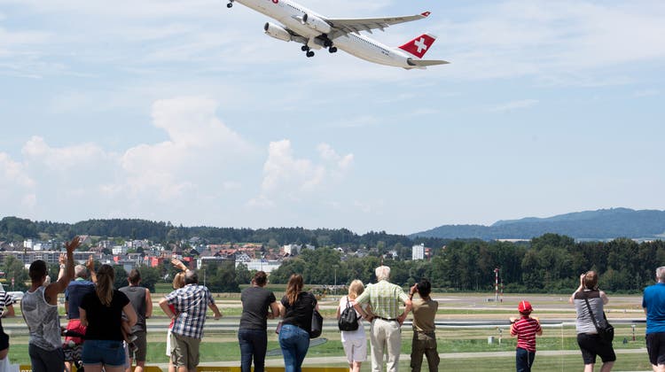Auch die Schweizer Behörden sollen künftig Zugriff haben auf die gesammelten Daten über die Flugpassagiere. (Keystone)