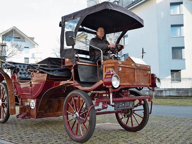 Josef K. Scheuber von der Stanser Frohsinngesellschaft präsentiert die E-Kutsche, die am Stanser Fasnachtsumzug zum Einsatz kommen wird.