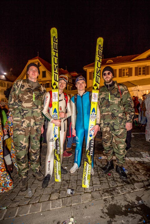 Mottogetreu haben sich diese Skispringer begleitet von Bodyguards in Stans eingefunden.