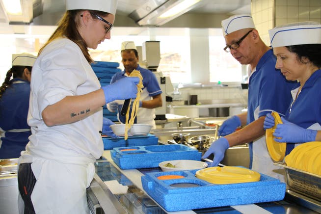 Im der Küche des Kantonsspitals Uri werden die Speisen für den Mahlzeitendienst zubereitet.