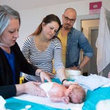 Hebamme Carmen Zimmermann zu Besuch bei Marion und Paul Pasche mit ihrem eine Woche alten Sohn Louis. (Bild: Boris Bürgisser (Luzern, 17. Februar 2020))