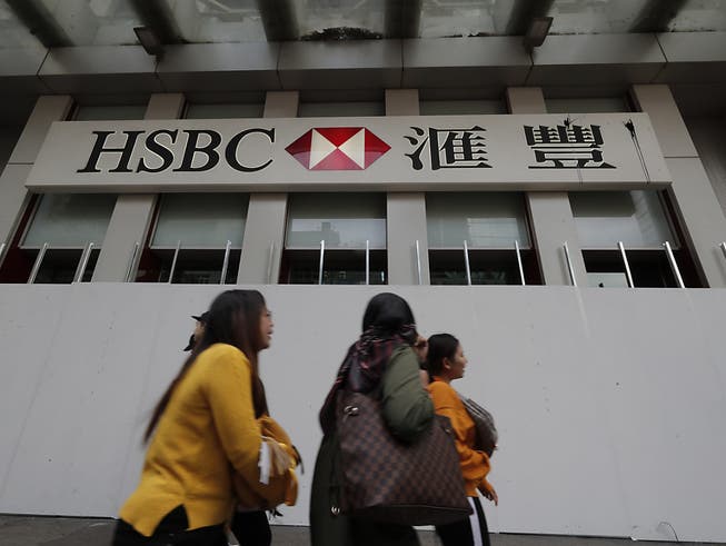 Die britische Grossbank HSBC prüft innerhalb des neuen Sparprogramms den Abbau von bis zu 35 000 Stellen.