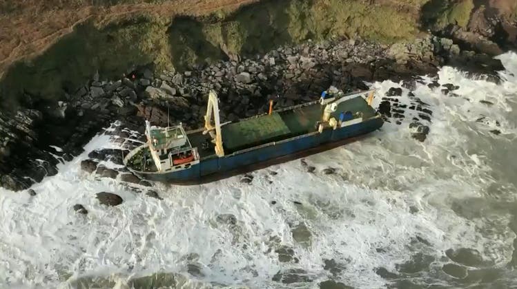 Sturm Dennis treibt Geisterschiff an irische Küste