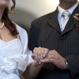 Brautpaare nutzen am 20.02.2020 ihre Chance auf ein besonderes Heiratsdatum. (Bild: Keystone)
