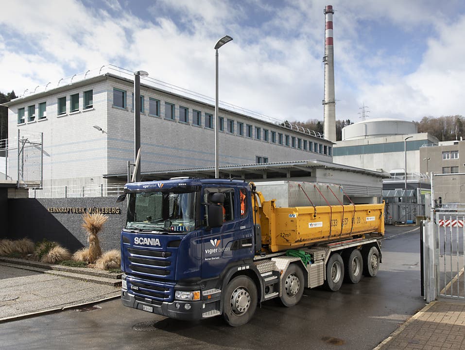 Einer der Lastwagen mit Splitterschutzsteinen passiert das Zugangstor zum Kernkraftwerk Mühleberg.