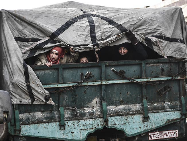 Geflüchtete Frauen und Kinder auf einem Lastwagen in der syrischen Region Idlib.