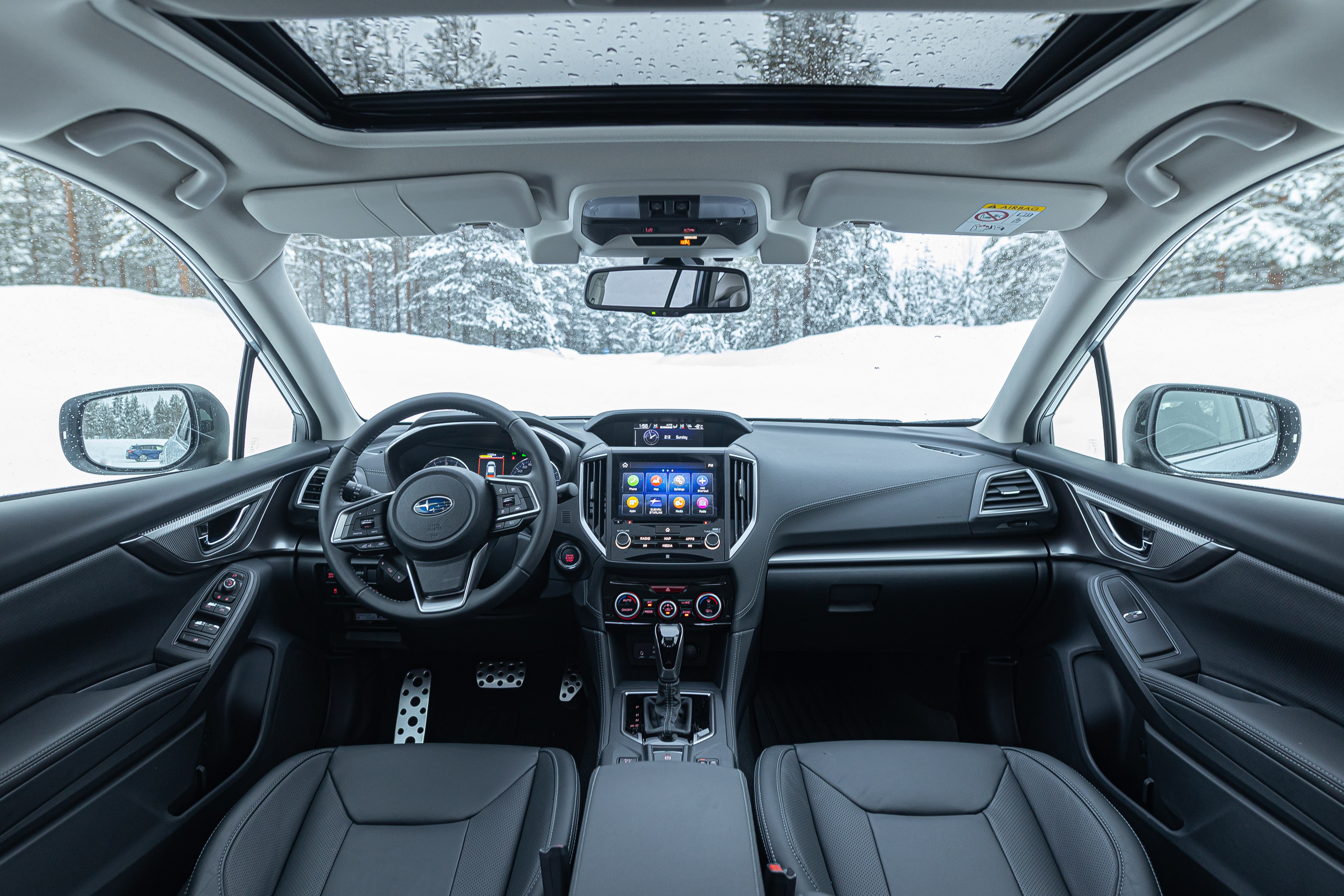 Der Innenraum ist Subaru-typisch funktional. Auf dem großen Farbdisplay lässt sich auch Apple CarPlay oder Android Auto nutzen. 