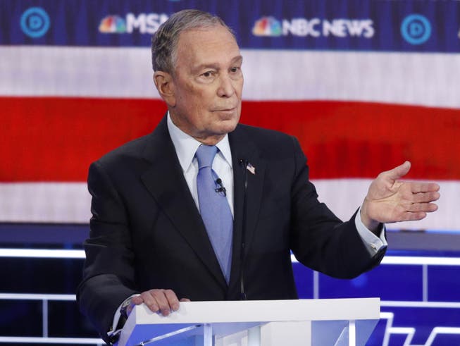 Der ehemalige Bürgermeister von New York, Mike Bloomberg, nimmt zum ersten Mal an einer TV-Debatte der demokratischen Präsidentschaftsbewerber teil. (Foto: John Locher /AP Keystone-SDA)