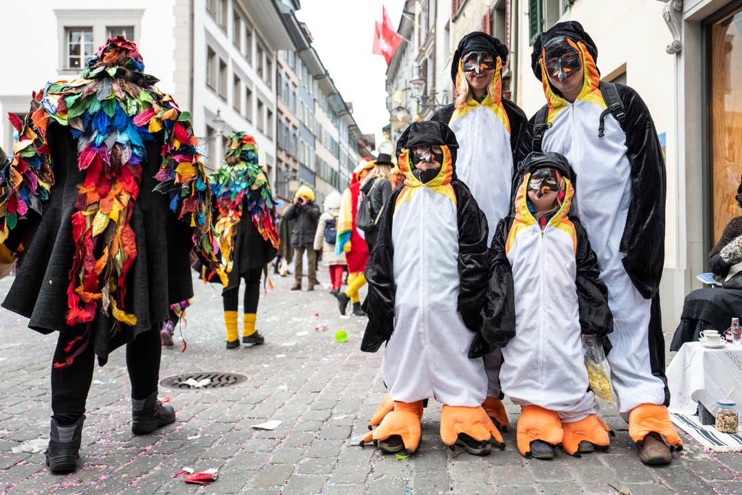 Tobias, Andrea, Eliane und Benno aus Eschenbach sind als Pinguine verkleidet.
