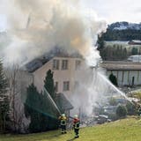 Angehörige der zuständigen Feuerwehren löschen den Brand von aussen. (Luzerner Polizei, Hasle, 20. Februar 2020)