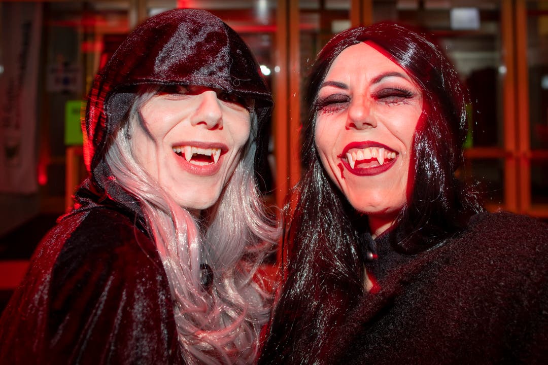 Achtung bissig! Zwei Vampirdamen an der Rorschacher Vampir Night.