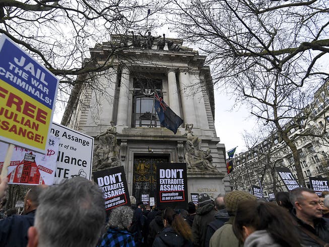 Vor Beginn der Anhörung des Wikileaks-Gründers Julian Assange am Montag haben Prominente am Samstag auf einem Protestmarsch in London dessen Freiheit gefordert. Zu den Teilnehmern gehörten unter anderem Roger Waters (Pink Floyd) und Chrissie Hynde (The Pretenders).