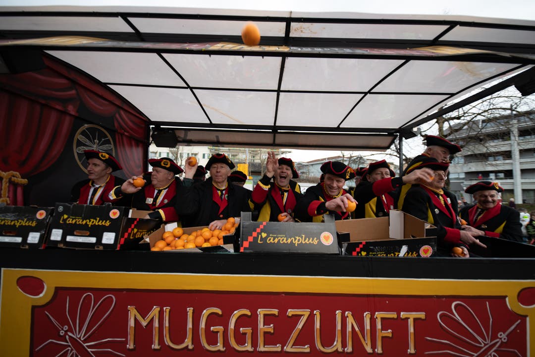 Die Muggezunft Ettiswil verteilte am Umzug in Ruswil Orangen.