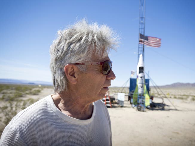 «Mad Mike» Hughes vor der Startrampe seiner selbstgebauten Rakete im Jahr 2018 in der Nähe von Amboy in Kalifornien.