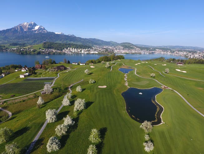Blick von der Golfanlage Meggen auf den Vierwaldstättersee und Luzern.