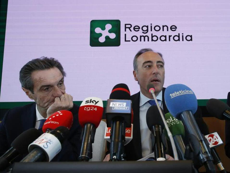Giulio Gallera, der Gesundheitsbeauftragte der norditalienischen Region Lombardei (r.), informierte bei einer Medienkonferenz über das dritte Todesopfer in Italien, das auf das neuartige Coronavirus zurückzuführen ist.