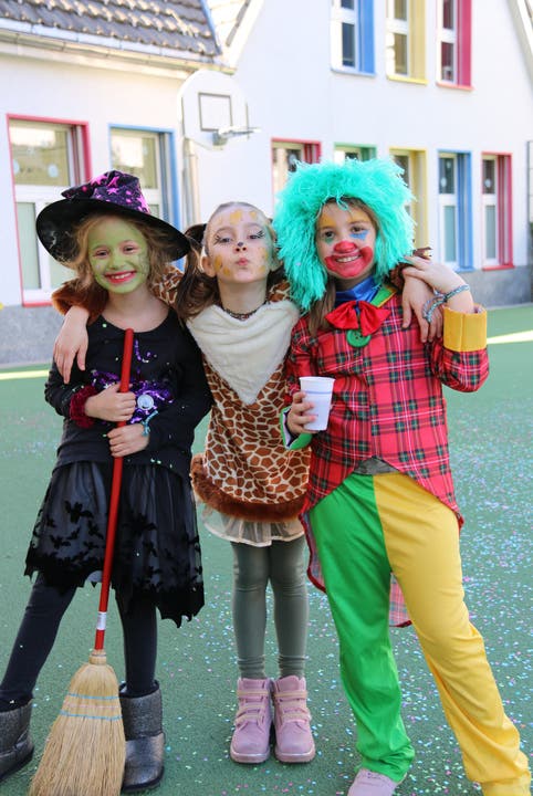 Die drei Freundinnen hatten ihren Spass zusammen: Hexe Jamie, Giraffe Daria und Clown Anastasia.