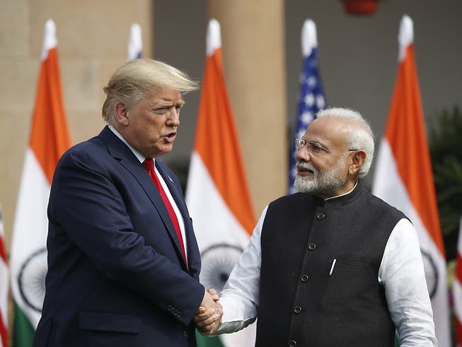 US-Präsident Donald Trump und der indische Ministerpräsident Narendra Modi beim Handshake vor ihren Gesprächen in Neu Delhi.