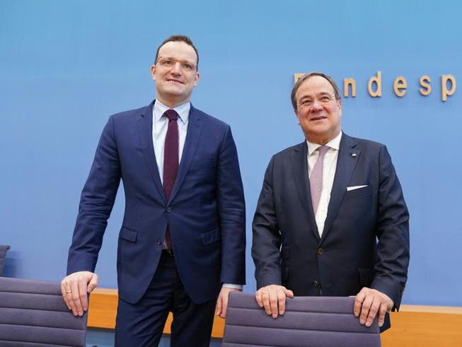 Der Ministerpräsident von Nordrhein-Westfalen, Armin Laschet, (r.) kandidiert als CDU-Parteichef, Gesundheitsminister Jens Spahn (l.) als sein Stellvertreter.
