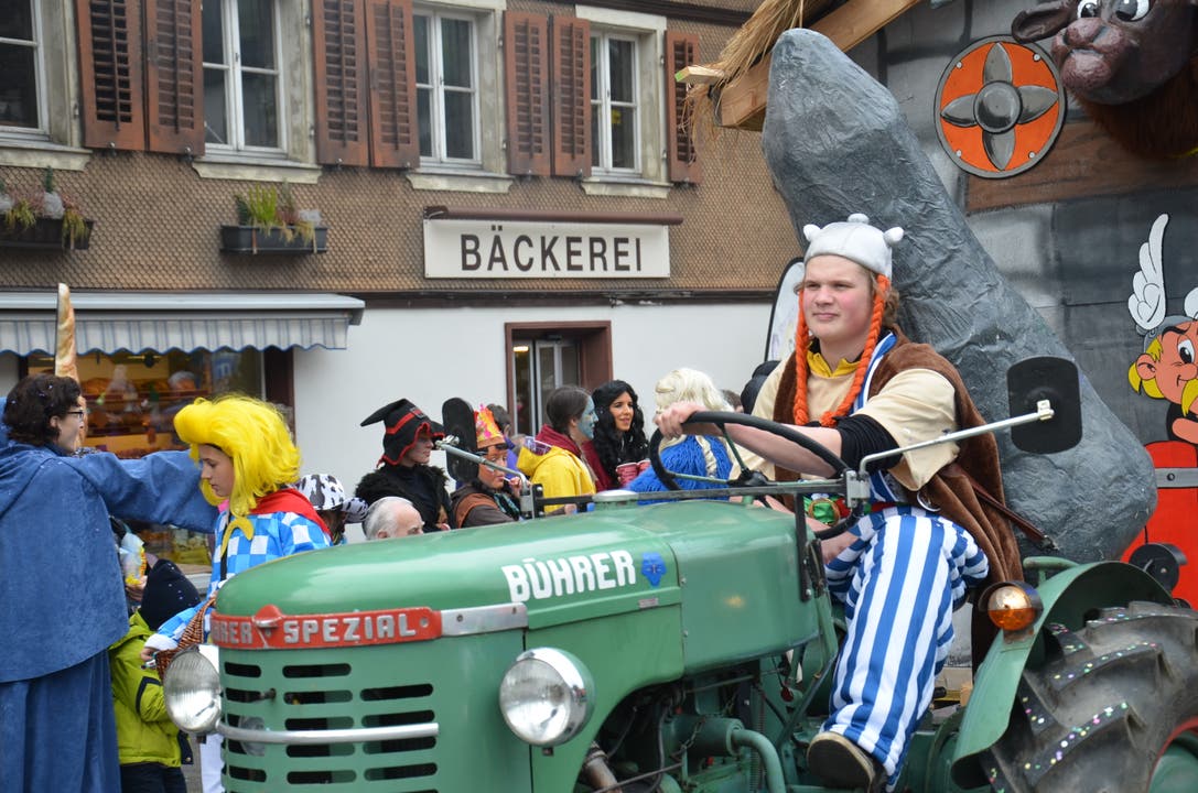 Obelix fuhr mit seinen Freunden aus dem kleinen Dorf der Unbesiegbaren in Dallenwil ein. 