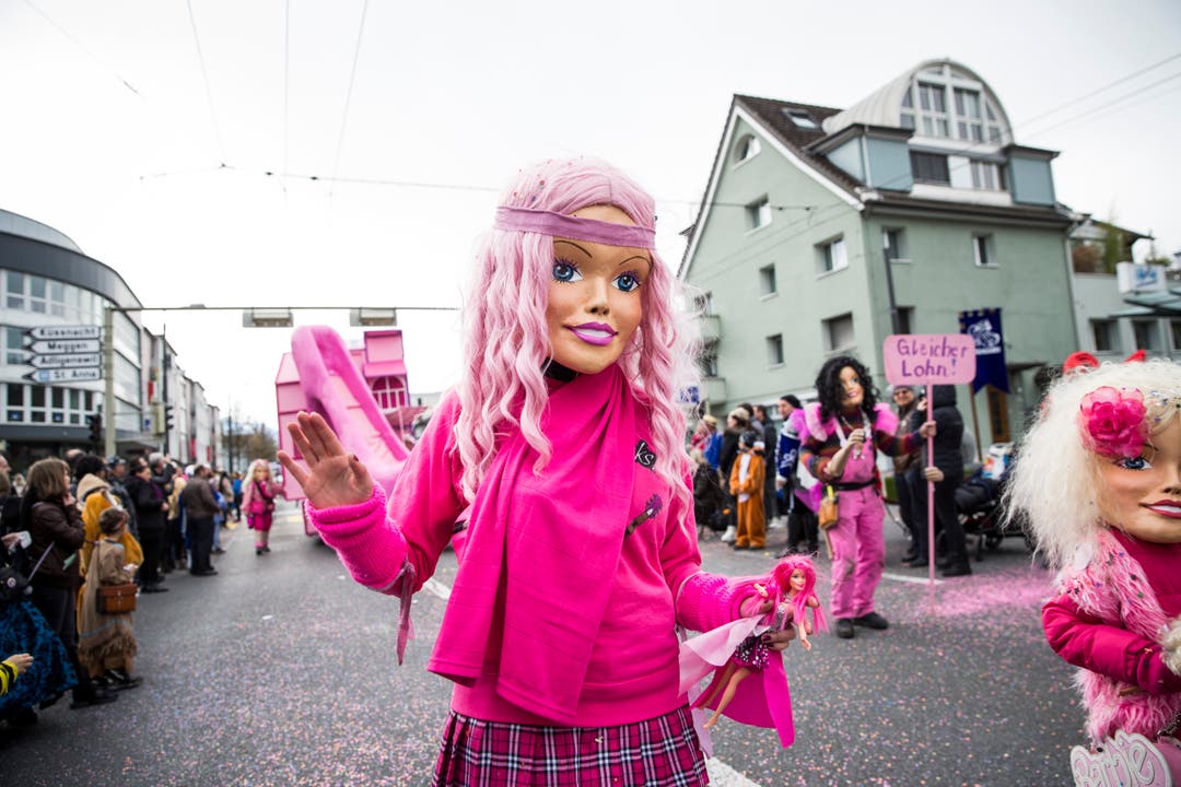 An der Fasnacht streikt selbst Barbie. Krampus mit dem Sujet «Barbara Millicent Roberts».