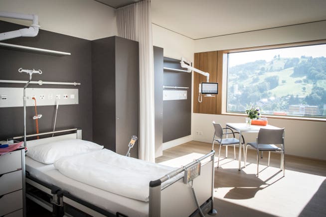 Für schwere Fälle die Luftrettung: Patientenzimmer im 2018 eingeweihten Neubau des Spitals Wattwil.