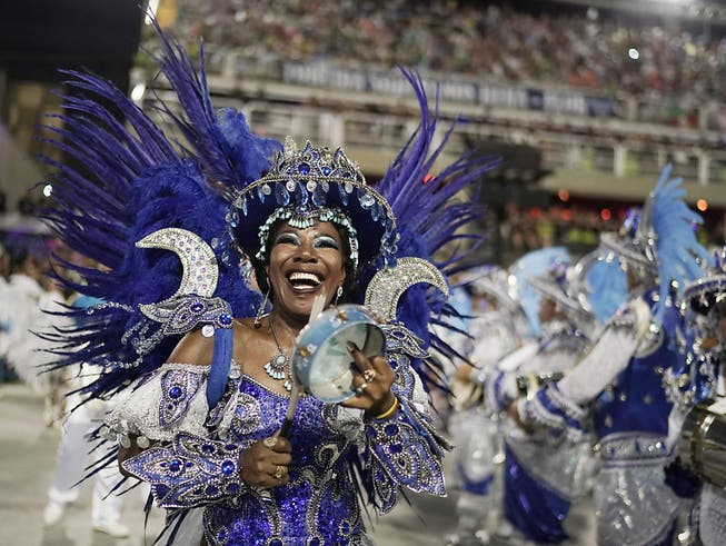 Am Karneval in Rio de Janeiro treten zahlreiche Sambaschulen an.